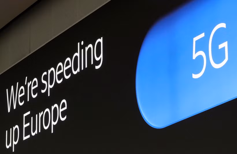 Một biển quảng cáo về mạng 5G tại sân bay quốc tế Zaventem, Bỉ. (Ảnh: Reuters)