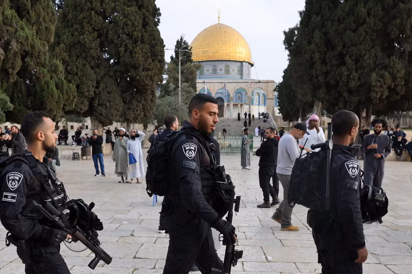 Lực lượng an ninh Israel gác tại đền thờ Al-Aqsa (Israel gọi là Núi Đền) ở Jerusalem, ngày 9/4/2023. (Ảnh: AFP/TTXVN)
