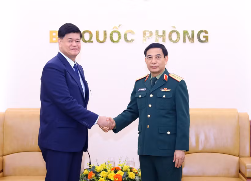 Bộ trưởng Bộ Quốc phòng Phan Văn Giang tiếp Thứ trưởng Bộ Quốc phòng Philippines Irineo Cruz Espino. (Ảnh: Văn Điệp/TTXVN)