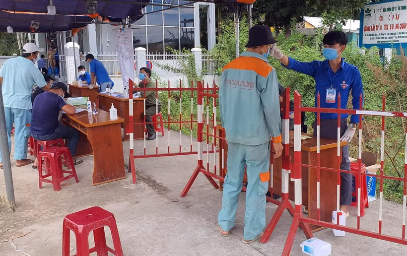 Một trạm kiểm soát phòng, chống dịch COVID-19 tại Quảng Nam. (Ảnh: Trần Tĩnh/TTXVN)