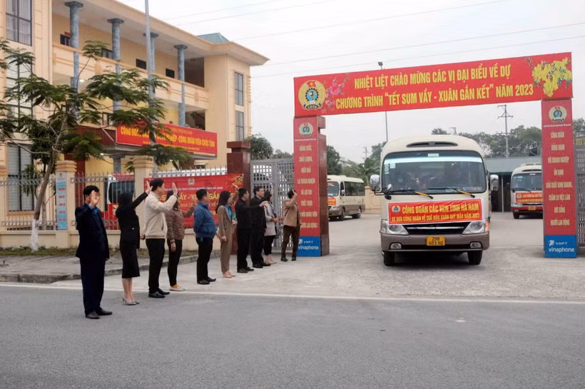 Chuyến xe đưa công nhân lao động về quê đón Tết. (Ảnh: Đại Nghĩa/TTXVN)