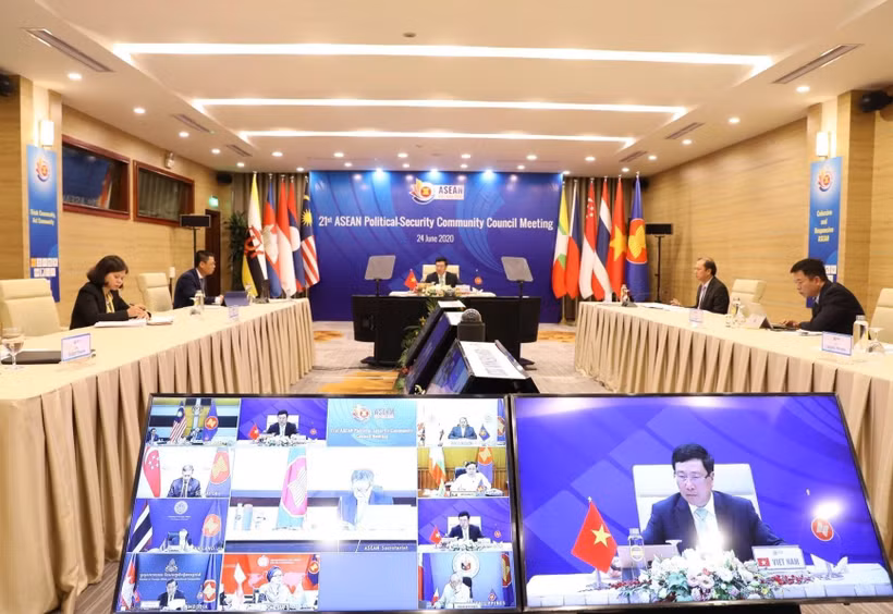 Phó Thủ tướng, Bộ trưởng Bộ Ngoại giao Phạm Bình Minh chủ trì Hội nghị trực tuyến Hội đồng Chính trị - An ninh ASEAN lần thứ 21. (Ảnh: Văn Điệp/TTXVN)