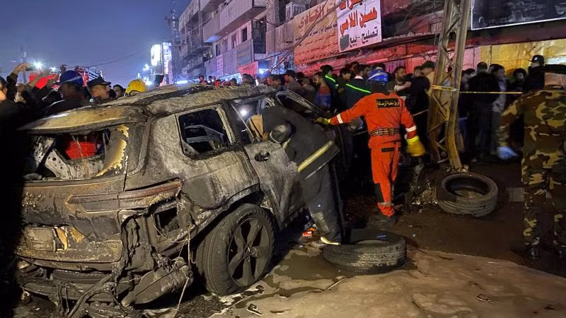 Chiếc xe bị cháy đen sau cuộc không kích bằng máy bay không người lái của Mỹ tại Baghdad ngày 7/2/2024. (Ảnh: AP)