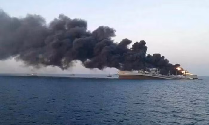 Khói bốc lên ngùn ngụt từ một con tàu bị lực lượng Houthi tấn công trên Biển Đỏ. (Ảnh: IRNA/TTXVN)