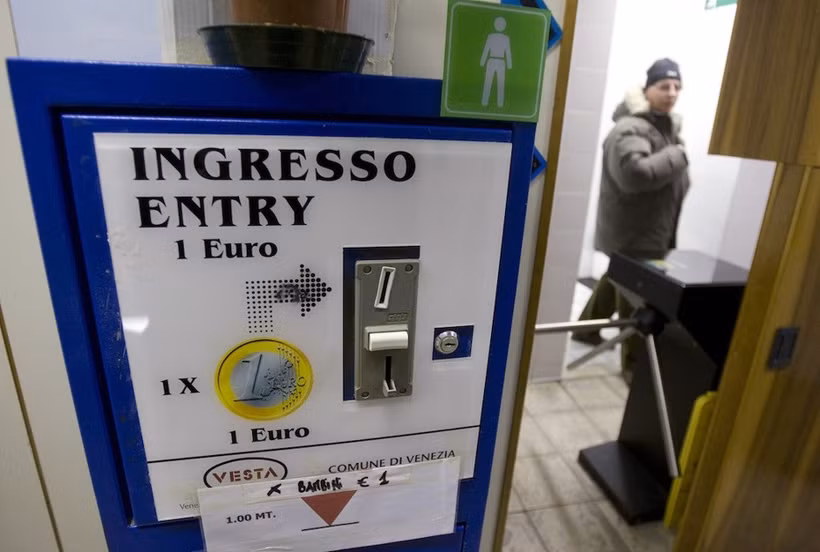 Một nhà vệ sinh phải trả phí ở Venice, Italy. (Ảnh: Reuters)