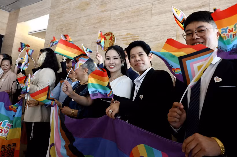 Cộng đồng LGBT tập trung tại tòa nhà quốc hội Thái Lan ngày 18/6/2024 trước lần xem xét cuối cùng về dự luật hôn nhân đồng giới. (Ảnh: Reuters)
