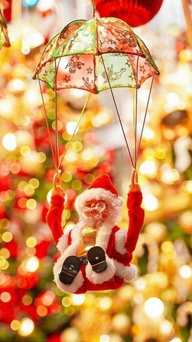 "Ông già Noel leo dây, nhảy dù" là một sản phẩm mới và độc đáo của mùa Giáng sinh năm nay. (Ảnh: Khánh Hoà/TTXVN) 