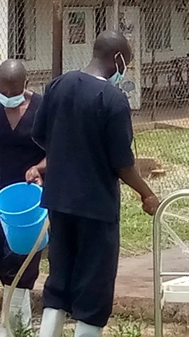 Nhân viên y tế làm việc tại trung tâm điều trị bệnh nhân mắc Ebola ở bệnh viện Mubende, Uganda. (Nguồn: THX/TTXVN)