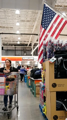 Người tiêu dùng mua sắm tại siêu thị ở California, Mỹ. (Nguồn: THX/TTXVN)