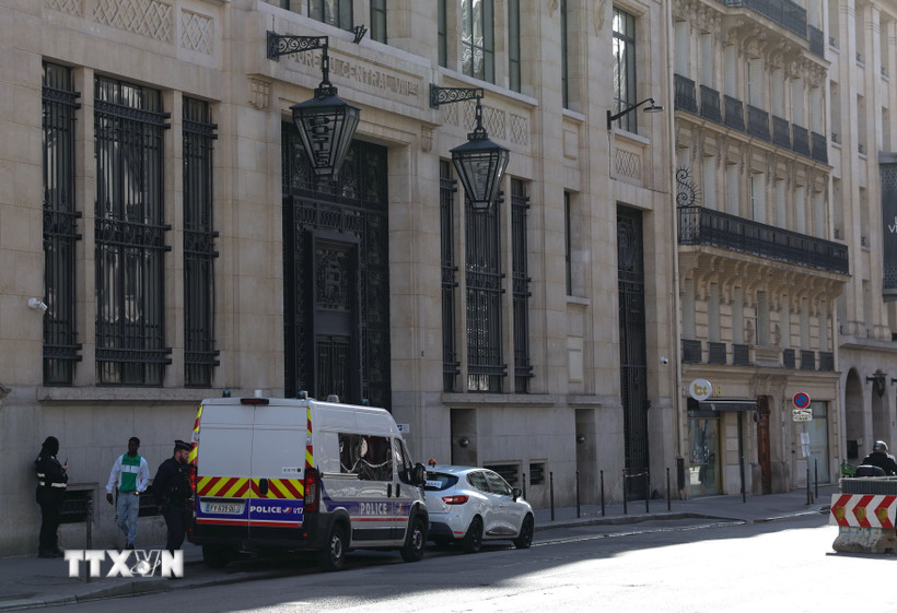 Xe cảnh sát được triển khai bên ngoài ngân hàng Bank of America ở Paris, Pháp, ngày 28/3/2026. (Ảnh: THX/TTXVN)
