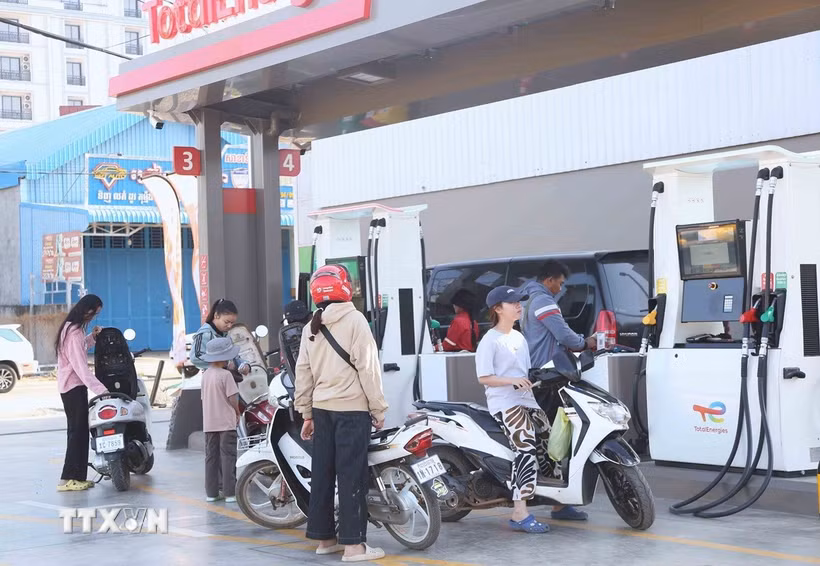 Người dân đến đổ xăng tại một cửa hàng xăng dầu ở thành phố Stung Treng, tỉnh Stung Treng, Đông Bắc Campuchia. (Ảnh: Huỳnh Thảo/TTXVN)