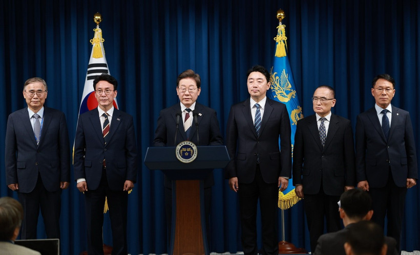 Tân Tổng thống Hàn Quốc Lee Jae Myung (thứ 3, trái) cùng các nhân sự nội các mới được đề cử. (Ảnh: Yonhap/TTXVN)