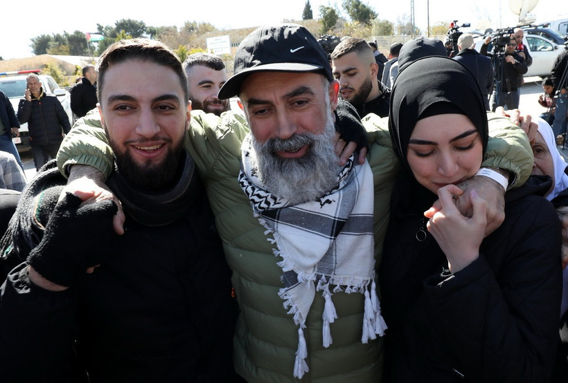 Tù nhân Palestine, được Hamas trả tự do, về tới thành phố Ramallah, Bờ Tây ngày 15/2/2025. (Nguồn: THX/TTXVN)