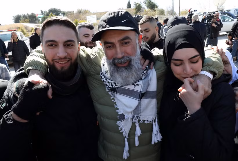 Tù nhân Palestine, được Hamas trả tự do, về tới thành phố Ramallah, Bờ Tây ngày 15/2/2025. (Nguồn: THX/TTXVN)