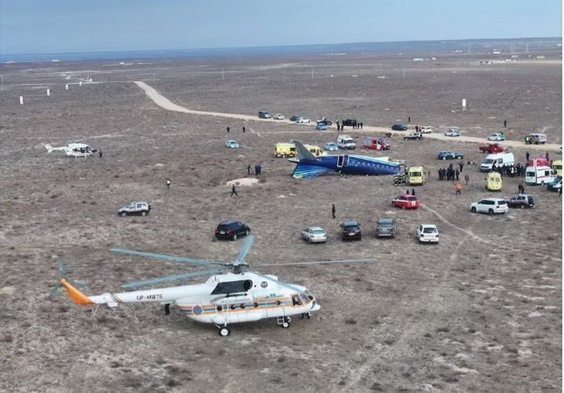 Lực lượng chức năng làm nhiệm vụ tại hiện trường vụ rơi máy bay chở khách của Hãng Azerbaijan Airlines gần thành phố Aktau, Kazakhstan ngày 25/12/2024. (Ảnh: REUTERS/TTXVN)