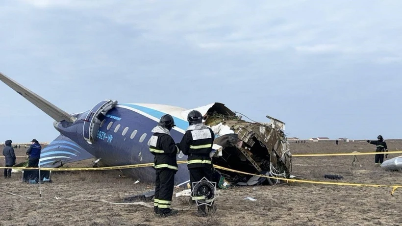 Chiếc máy bay Embraer 190 của hãng hàng không Azerbaijan Airlines, bay từ Baku đến Grozny (Nga), đã gặp nạn sáng 25/12/2024 gần thành phố Aktau ở miền Tây Kazakhstan, khiến 38 người thiệt mạng. Trên máy bay có 62 hành khách và 5 thành viên phi hành đoàn. (Ảnh: AA/TTXVN)