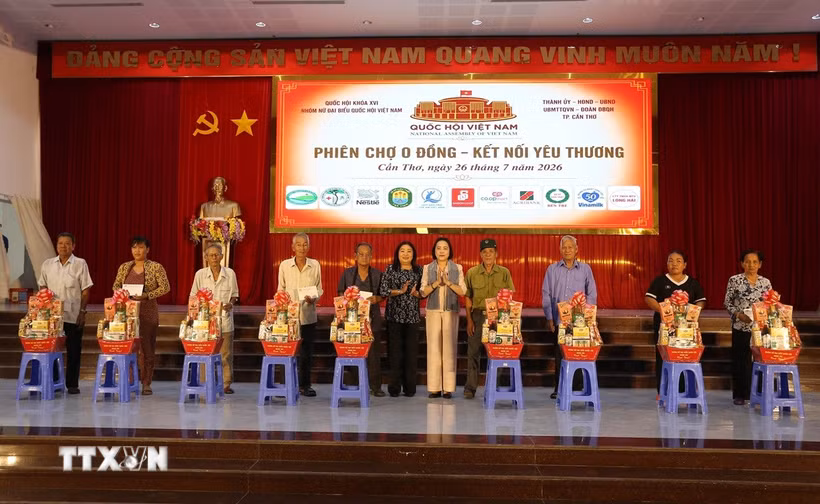 Phó Chủ tịch Quốc hội Nguyễn Thị Thanh tặng quà các gia đình chính sách tại Cần Thơ. (Ảnh: Duy Khương/TTXVN)