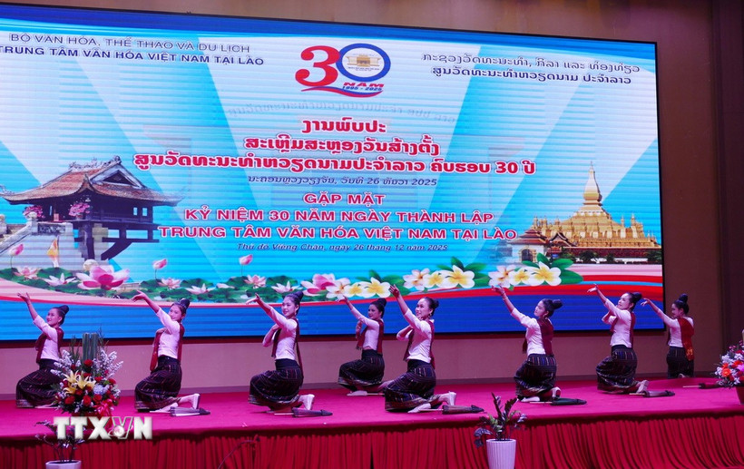 Tiết mục nghệ thuật tại sự kiện ca ngợi quan hệ đặc biệt Việt Nam-Lào. (Ảnh: Xuân Tú/TTXVN)
