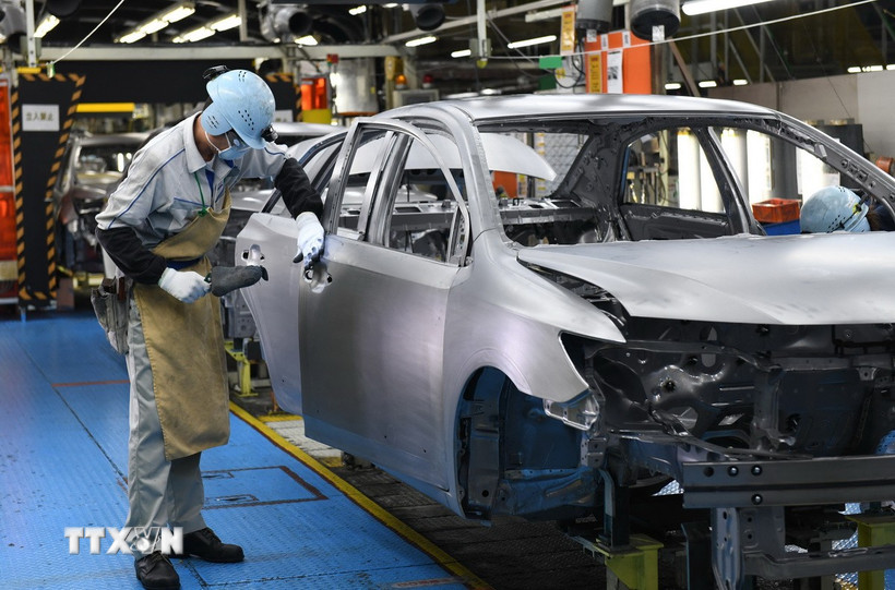 Công nhân làm việc tại một nhà máy của Toyota. (Nguồn: AFP/TTXVN)