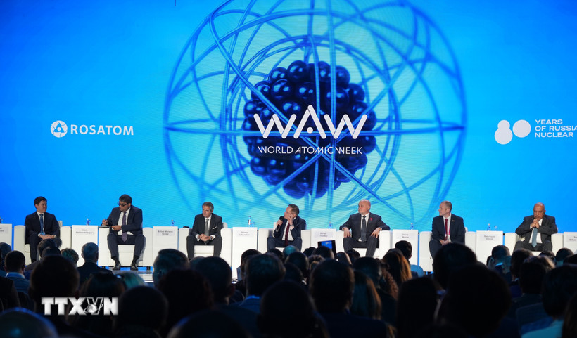 Tổng Giám đốc Tập đoàn năng lượng nguyên tử Nga Alexey Likhachev (ngồi giữa) chủ trì phiên toàn thể. (Ảnh: Trần Hải/TTXVN)