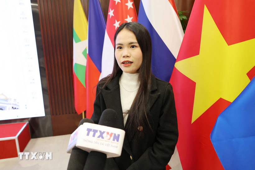 Em Nguyễn Thị Lan Anh, học viên thạc sỹ tại Đại học Kinh tế thương mại đối ngoại Bắc Kinh, trả lời phỏng vấn phóng viên TTXVN tại Bắc Kinh. (Ảnh: Công Tuyên/TTXVN)