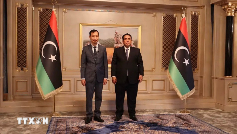 Đại sứ Việt Nam tại Ai Cập kiêm nhiệm Libya Nguyễn Nam Dương trình Thư ủy nhiệm của Chủ tịch nước Lương Cường lên Chủ tịch Hội đồng Tổng thống Libya Muhammad Al-Menfi. (Nguồn: TTXVN phát)