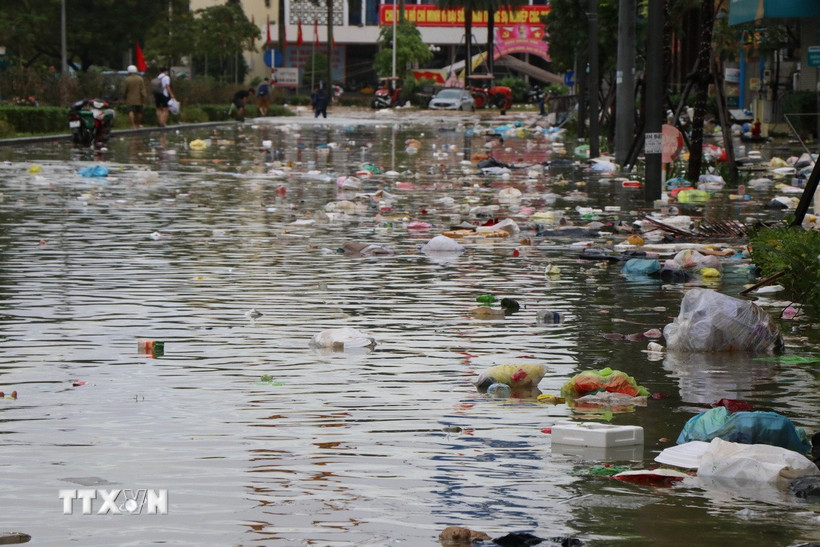 Mưa lớn gây ngập lụt các tuyến phố ở thành phố Huế. (Ảnh: Nguyên Lý/TTXVN)
