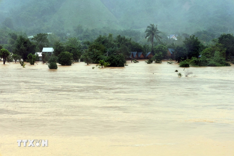 Nước lũ dâng cao trên sông Cu Đê, thành phố Đà Nẵng. (Ảnh: Đỗ Trưởng/TTXVN)