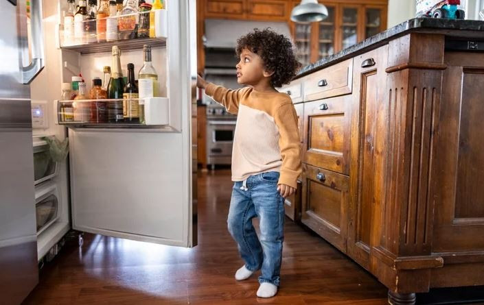 Theo chuyên gia, cánh tủ lạnh chính là khu vực ấm nhất, bởi nó nằm xa quạt gió và là nơi chịu ảnh hưởng lớn nhất mỗi lần cửa được mở ra. (Nguồn: Getty Images)