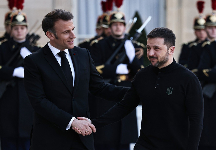 Tổng thống Pháp Emmanuel Macron (trái) và Tổng thống Ukraine Volodymyr Zelensky tại cuộc gặp ở Paris ngày 26/3/2025. (Ảnh: THX/TTXVN)