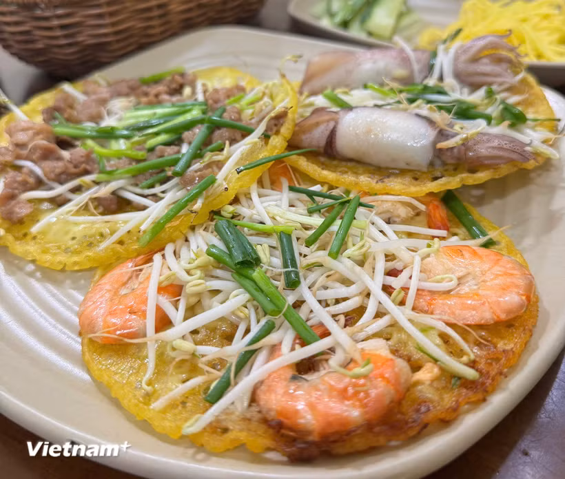 Bánh xèo tôm nhảy đã trở thành một trong những món ăn được nhiều du khách tìm kiếm khi đến Quy Nhơn. (Nguồn: Vietnam+)