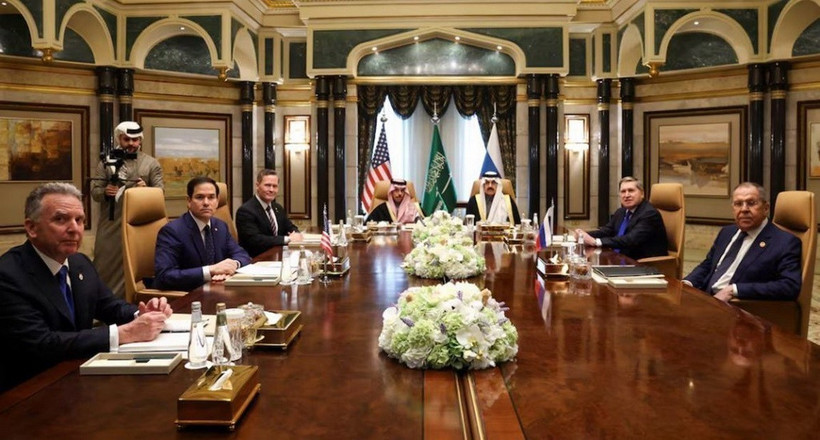Ngoại trưởng Nga Sergey Lavrov (phải) và Ngoại trưởng Mỹ Marco Rubio (thứ 2, trái) tại cuộc đàm phán ở Riyadh, Saudi Arabia ngày 18/2/2025. (Nguồn: REUTERS/TTXVN)