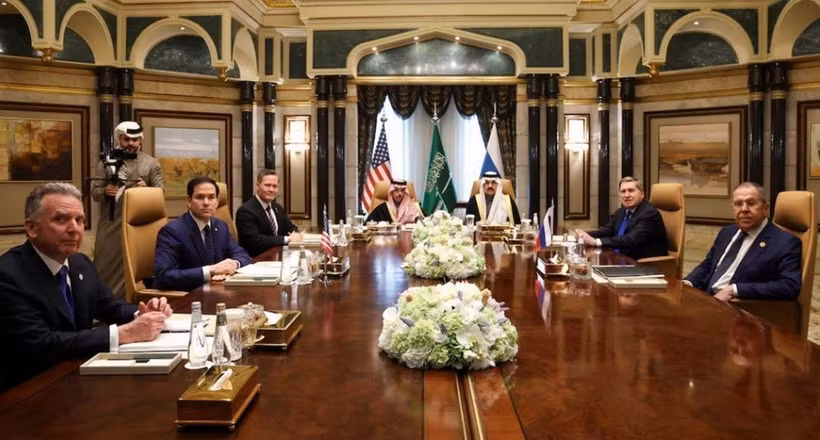 Ngoại trưởng Nga Sergey Lavrov (phải) và Ngoại trưởng Mỹ Marco Rubio (thứ 2, trái) tại cuộc đàm phán ở Riyadh, Saudi Arabia ngày 18/2/2025. (Nguồn: REUTERS/TTXVN)