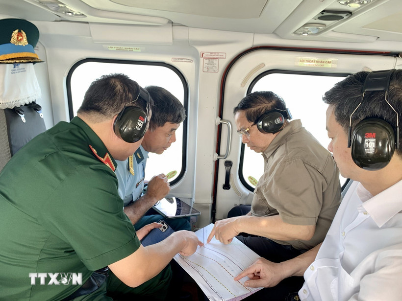 Thủ tướng Phạm Minh Chính thị sát, kiểm tra tuyến đường bộ cao tốc Cà Mau – Đất Mũi, tuyến giao thông ra đảo Hòn Khoai và Cảng tổng hợp lưỡng dụng Hòn Khoai từ trực thăng. (Ảnh: Dương Giang/TTXVN)