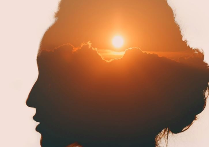 Hai biểu hiện cốt lõi của sundowning là mất định hướng và nhầm lẫn. Khi ngày sắp tàn, người bệnh có thể không hiểu chuyện gì đang diễn ra xung quanh. (Nguồn: SCMP)