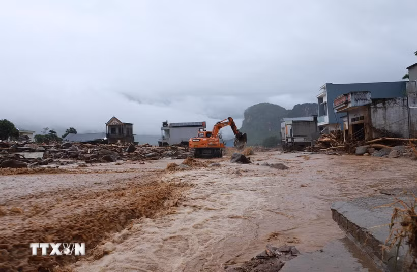 Quốc lộ 32 khu vực đội 11 (nay là Bản Chít) tan hoang do lũ dữ càn quét. (Ảnh: Quý Trung/TTXVN)