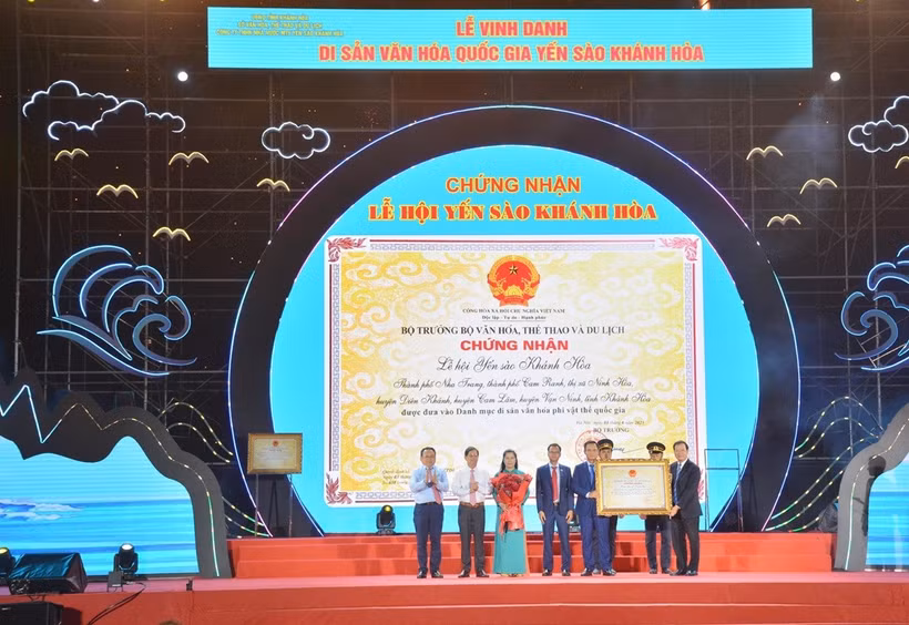 Trao chứng nhận Lễ hội Yến sào Khánh Hòa vào danh mục Di sản Văn hóa Phi Vật thể Quốc gia. (Ảnh: Đặng Tuấn/TTXVN)