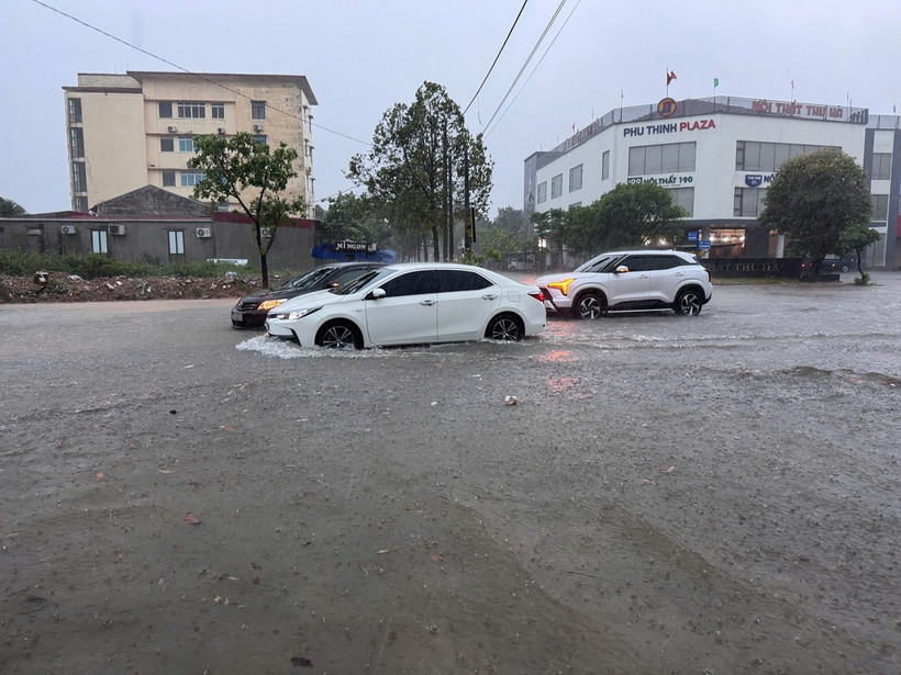 Sáng 11/5, mưa lớn khiến các phương tiện lưu thông trên đường Trần Quang Khải (thành phố Đồng Hới, Quảng Bình) gặp nhiều khó khăn. (Ảnh: TTXVN phát)