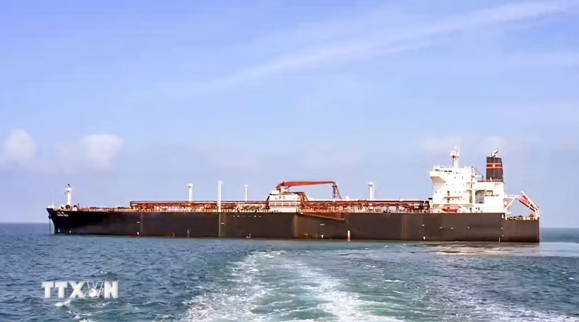 Tàu chở khí dầu mỏ hóa lỏng cập cảng Vadinar ở Gujarat, Ấn Độ, sau khi di chuyển qua eo biển Hormuz. (Nguồn: ANI/TTXVN)