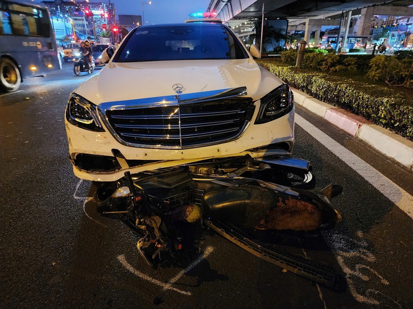 Chiếc xe Mercedes gây tai nạn. (Ảnh: TTXVN phát)