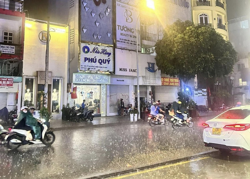 Trời đổ mưa to trên đường Lê Thị Riêng (quận 1, Thành phố Hồ Chí Minh) tối 12/2/2025. (Ảnh: Hồng Giang/TTXVN)