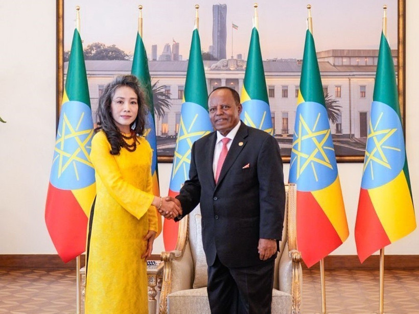 Tổng thống Selassie và đại sứ Vũ Thanh Huyền tại buổi trình quốc thư. (Ảnh: TTXVN phát)