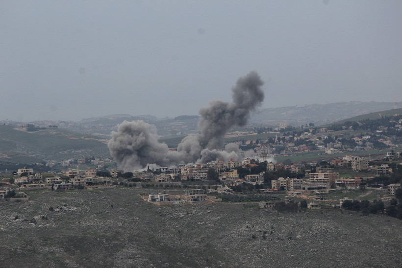 Khói bốc lên sau cuộc pháo kích của Israel tại Kfar Tebnit, Liban. (Ảnh: THX/TTXVN)