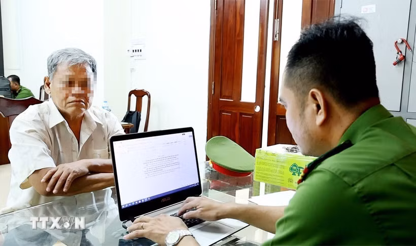 Bị can Nguyễn Văn Phu khai nhận tại Cơ quan Công an. (Ảnh: TTXVN phát)