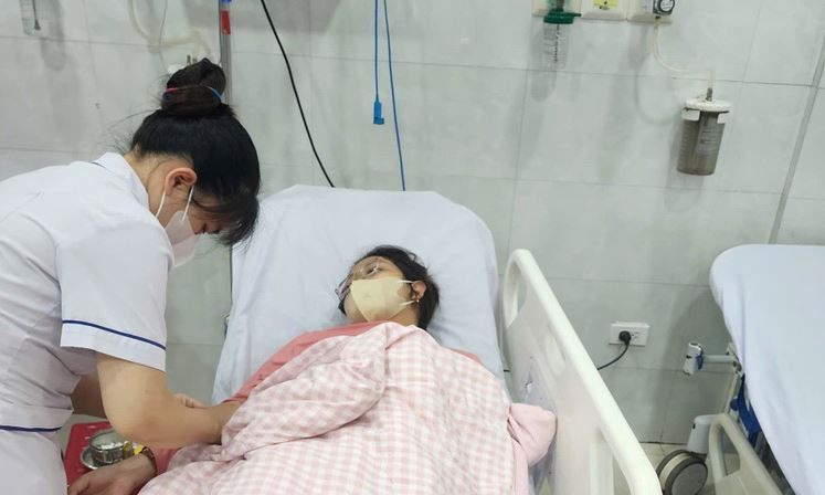 Đội ngũ y, bác sỹ tích cực điều trị cho bệnh nhân bị ngộ độc thực phẩm sau khi ăn bánh mỳ. (Nguồn: Báo Nhân Dân)