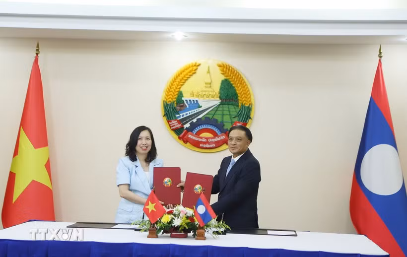 Thứ trưởng Bộ Ngoại giao Việt Nam Lê Thị Thu Hằng và Thứ trưởng Bộ Ngoại giao Lào Phongsavanh Sisoulath trao Biên bản ghi nhớ về hợp tác giai đoạn 2026-2030. (Ảnh: Xuân Tú/TTXVN)