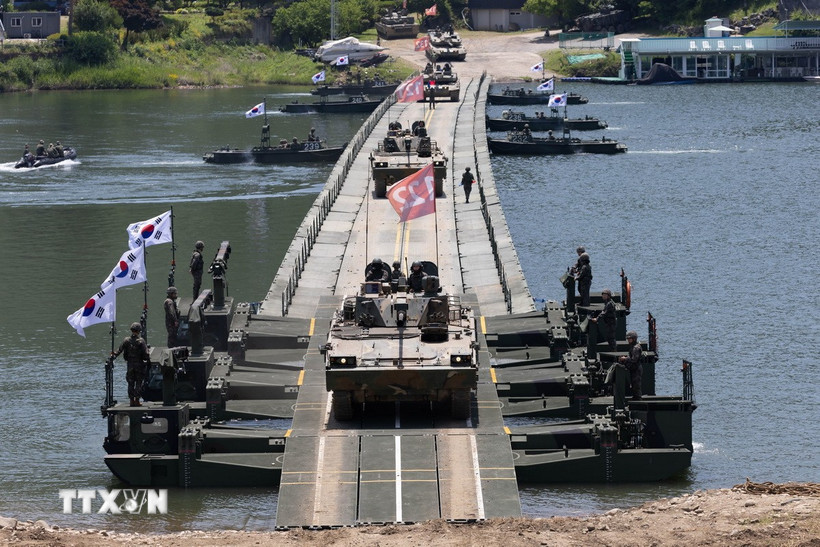 Xe tăng K2 di chuyển trên cầu phao bắc qua sông ở Namyangju, Hàn Quốc ngày 12/6/2024. (Nguồn: Yonhap/TTXVN)