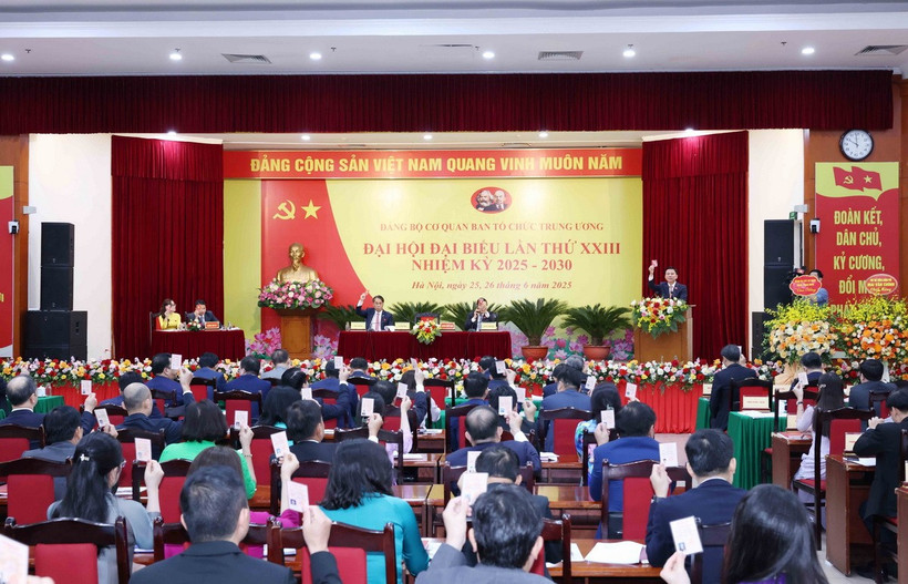 Đại hội biểu quyết thông qua danh sách nhân sự bầu Ban Chấp hành Đảng bộ Cơ quan Ban Tổ chức Trung ương nhiệm kỳ 2025-2030. (Ảnh: Phương Hoa/TTXVN)
