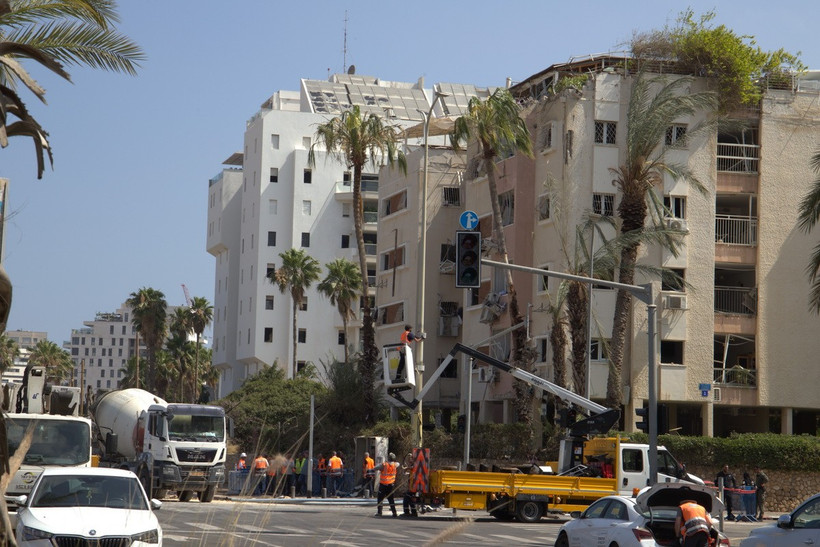 Một tòa nhà chung cư ở đường Levy Eshkol ( Tel Aviv) bị phá hủy do trúng tên lửa rạng sáng 16/6. (Ảnh: Thanh Bình/TTXVN)