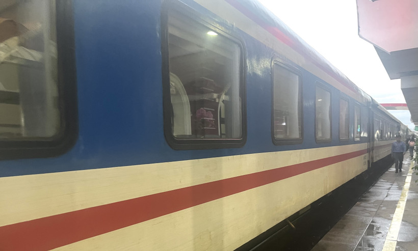 Chuyến tàu SE4 đang tạm dừng tại ga Huế để chờ thông tuyến do ngập lụt. (Ảnh: Văn Dũng/TTXVN)